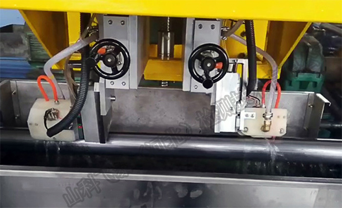 直縫管探傷設備細節.jpg 直縫管探傷設備細節.jpg